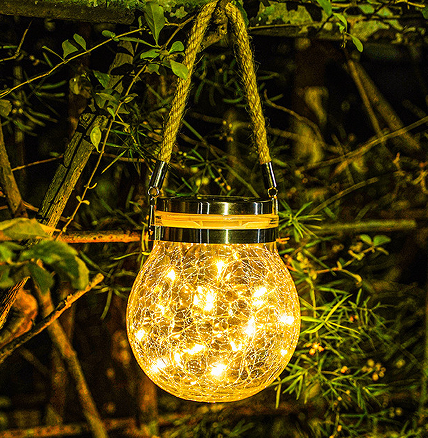 Folosiți bine lămpile cu energie solară pentru a crea o atmosferă caldă și confortabilă pe balcon.