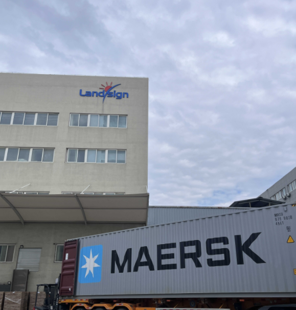 Încărcarea și expedierea containerelor devreme de dimineață începe la Landsign