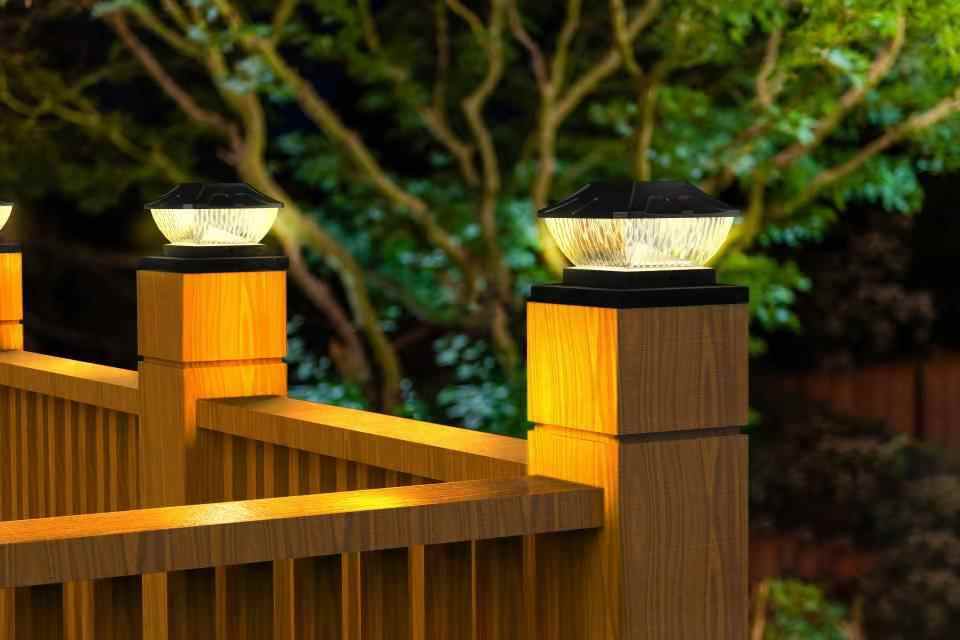 Cum îmbunătățește o lumină solară cu capac pentru iluminatul exterior și siguranța gardului?